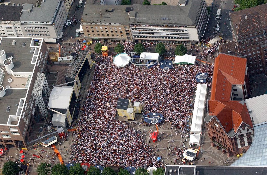 Friedensplatz Fußball WM 2006 by wernerundbritta