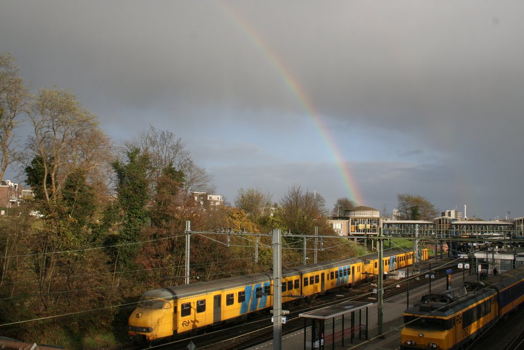 Regenboog boven station by aajc.kuhlmann