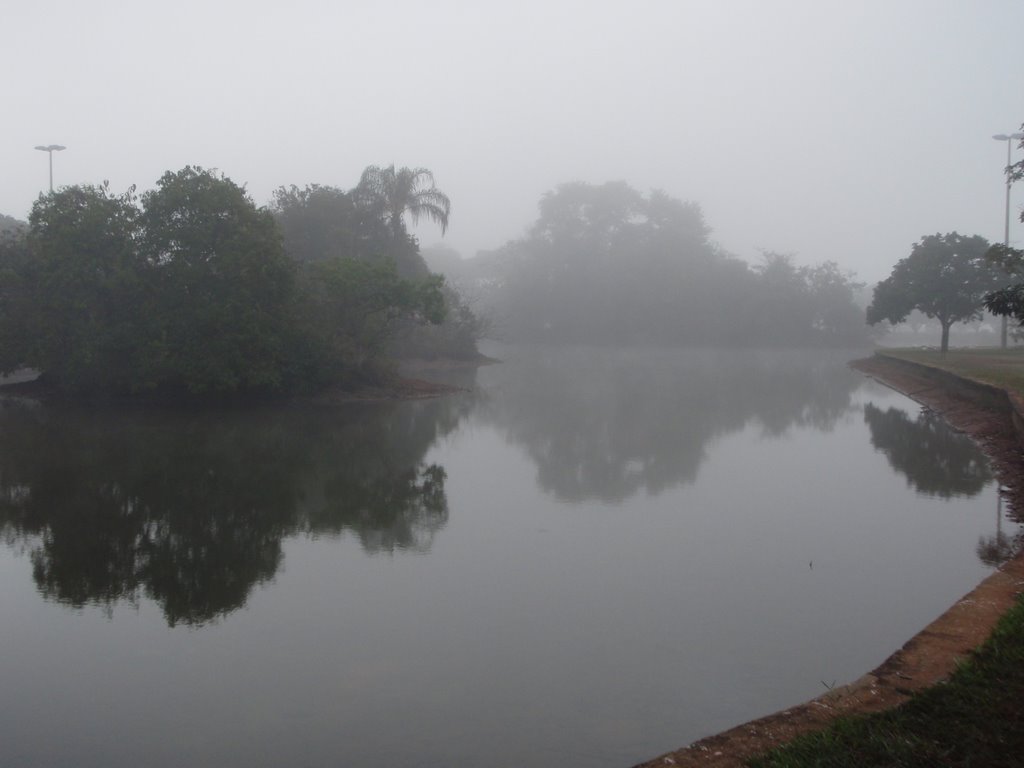 Lagoa do Parque da Cidade em dia de Neblina. by RioPreto