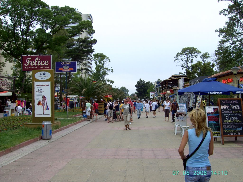 Im Zentrum v. Sonnenstrand-Bulgarien. by Gzeng.