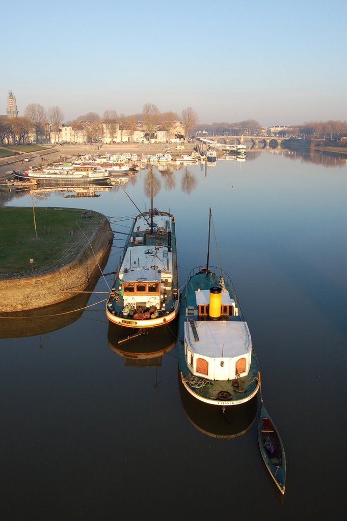 Angers, le port vue du pont de la Basse Chaîne by BluRabbit