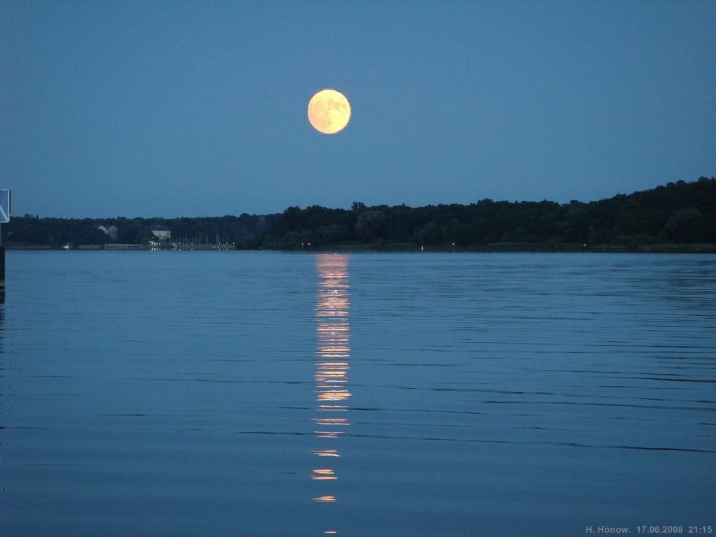 Ein lauer Sommerabend an der Havel by H. Hönow