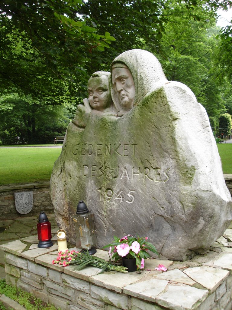 Denkmal Waldfriedhof by gisela3108