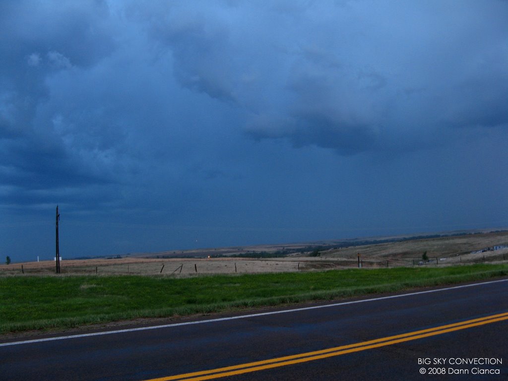 2008 - May 24th - 01:52Z - Looking SW - Line of storms approaches. by Dann Cianca