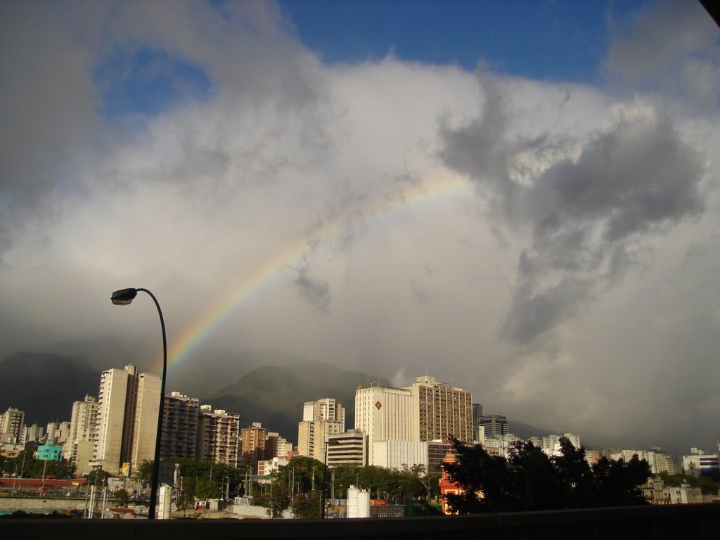 Arco Iris sobre La Candelaria, Caracas by Tokoara