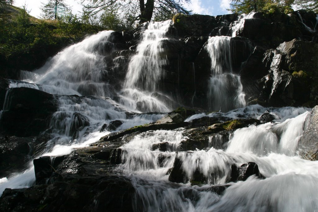 Vodopád na začátku Valle di Valasco. by Stribrak