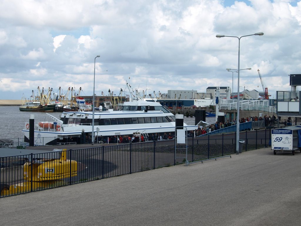 Veerpont/Fährschiff vor der Abfahrt in Harlingen ... by rheingold