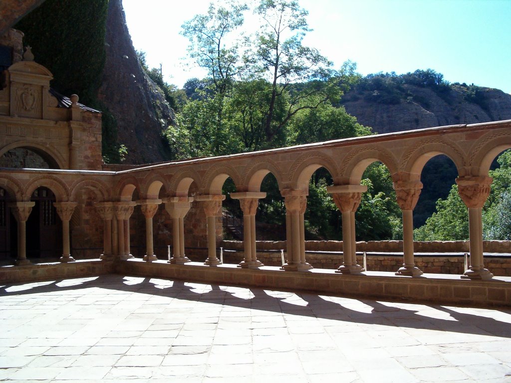 Claustro Monasterio by Rosa Lob