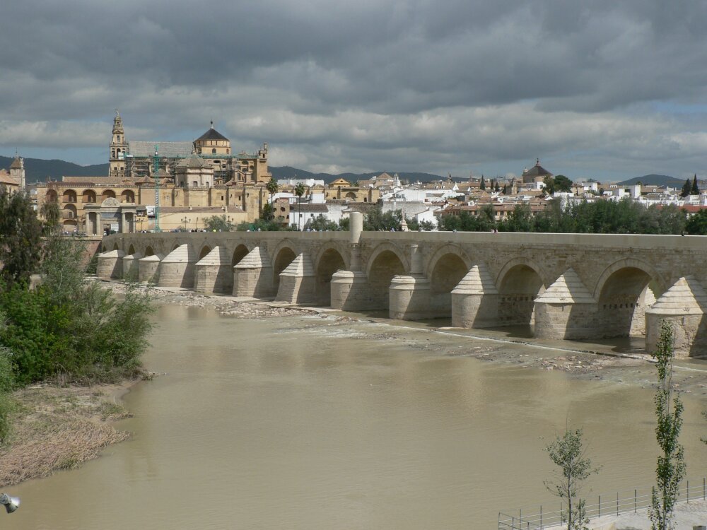 Cordoba - Puente Romano (arabische Brücke auf römischen Fundamenten) by Peter und Ute