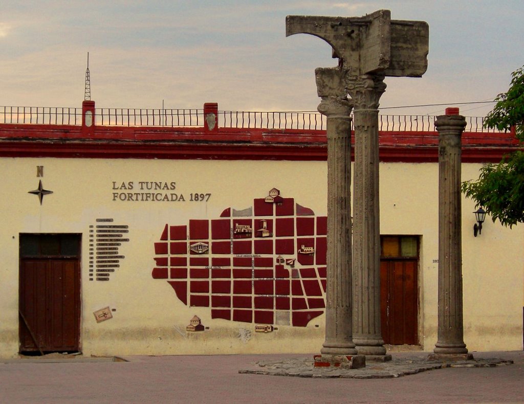 Las Tunas - plaza Cultural (columnas) by Eyanex