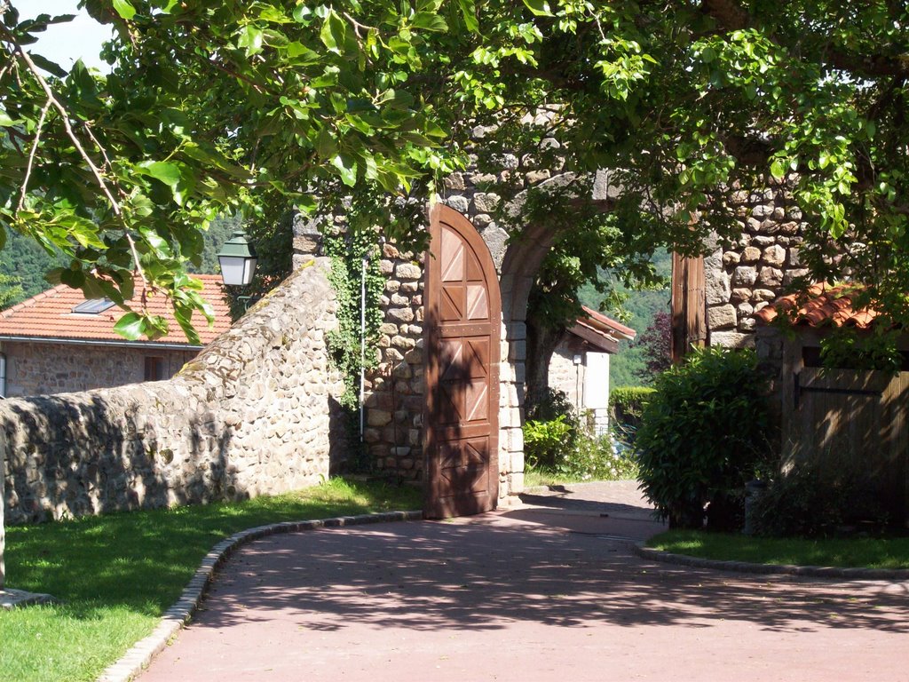 St Victor sur Loire by Lafraque