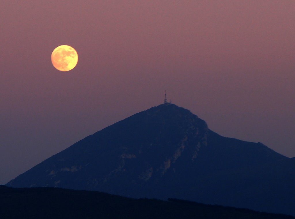 Luna sobre La Higa-Moon over "La Higa" by MaxiArg