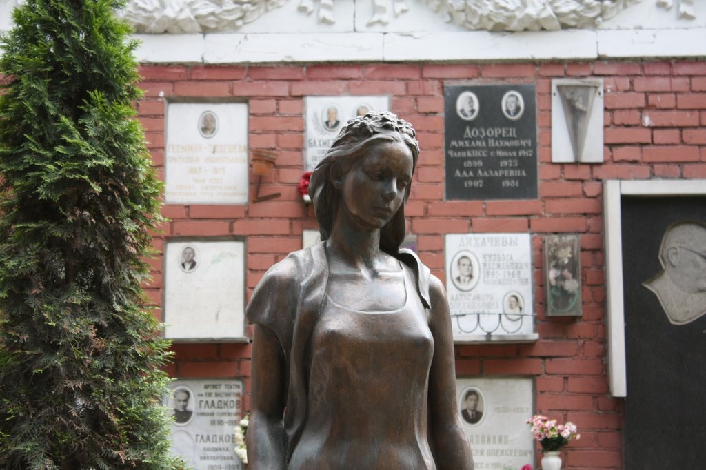 Raisa Gorbacheva grave by Victor Smagin