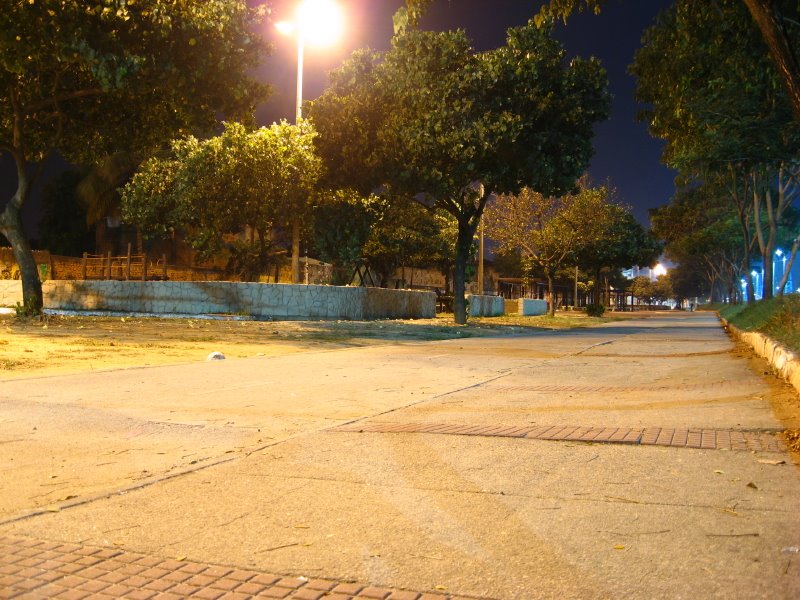 Parque da Via Light (noturna) - Nova Iguaçu - RJ by Erick Aniszewski