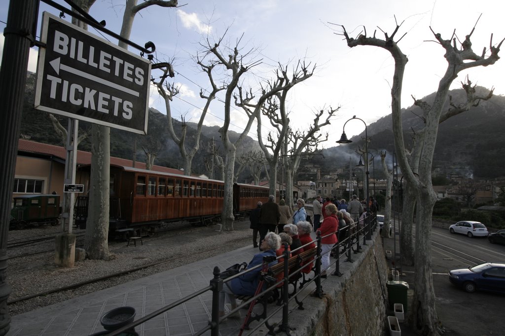 Sóller Railway Station by jodecologne