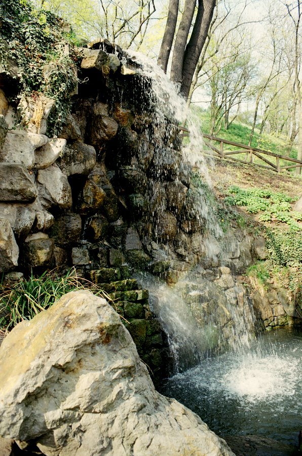 Small waterfall in Kinského zahrada by Enyon Eugenisu