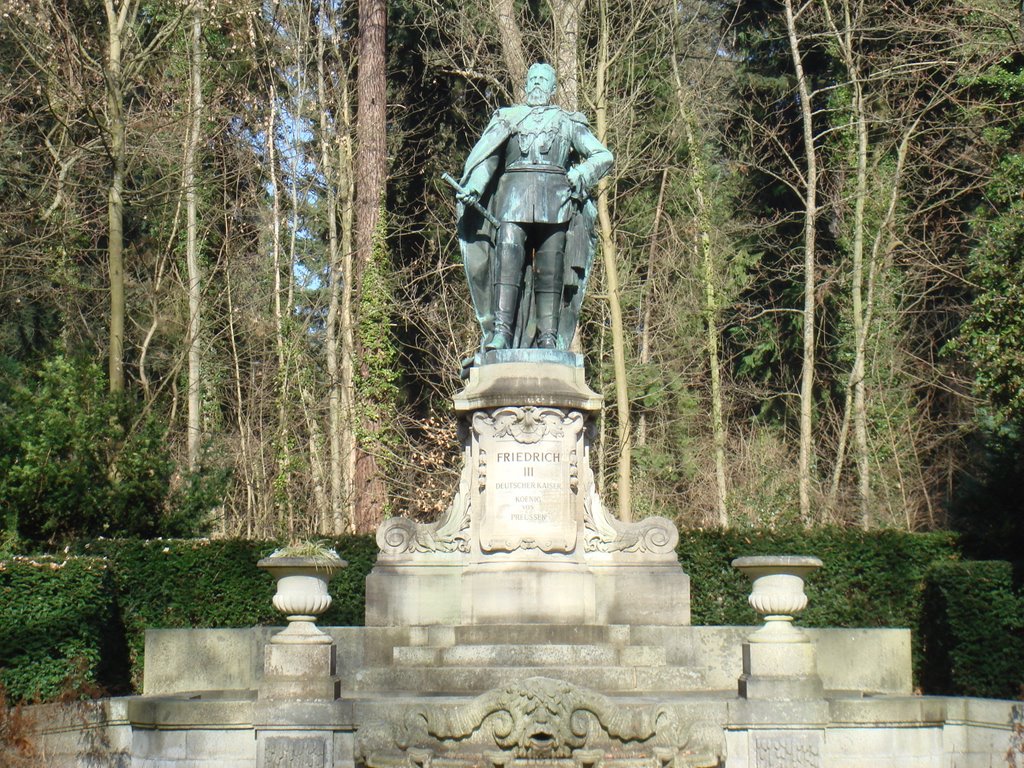 Kronberg, Kaiser-Friedrich-Denkmal im Park by LudwigBender