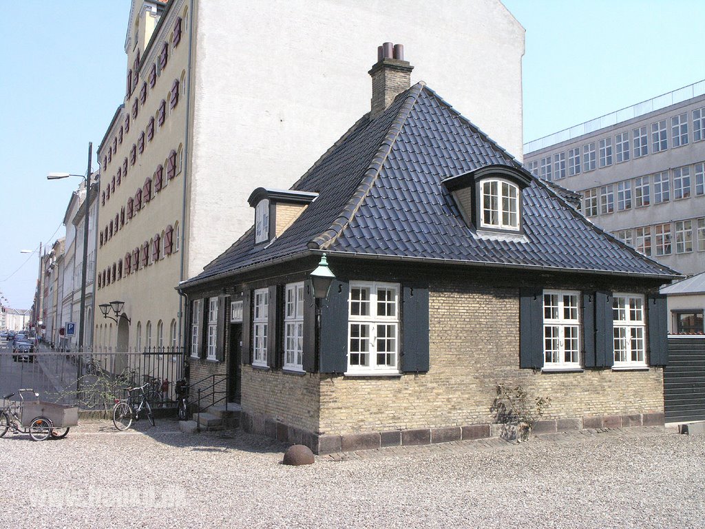 Gammelt hus by Jørgen Krog