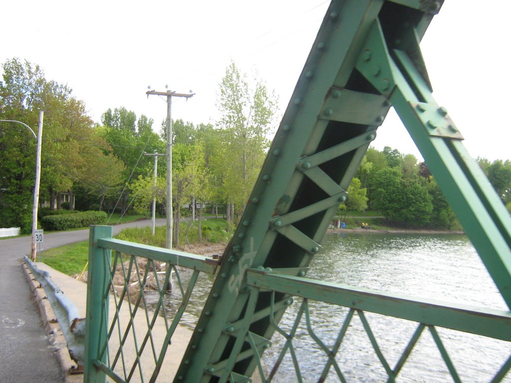 Chemin du Lac St-Louis by Mathieu D.