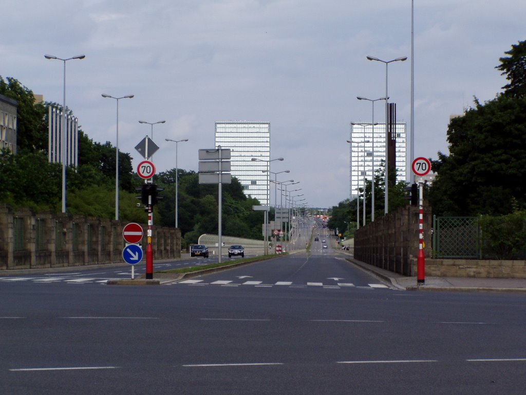 Vue à travers le pont rouge sur le quartier Kirchberg by armandthelen