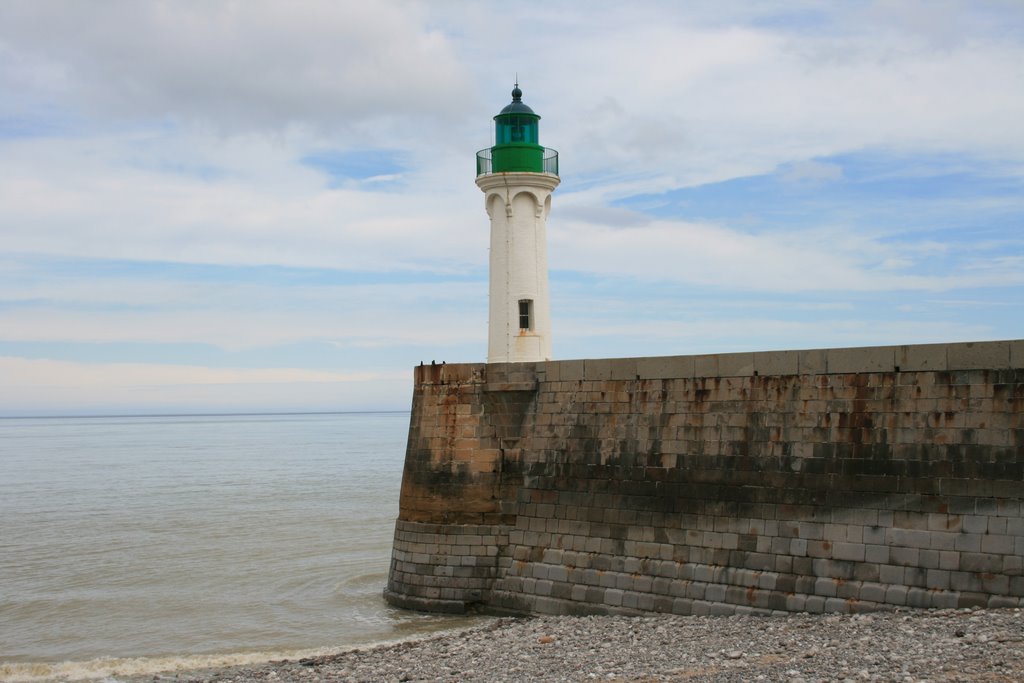 Le phare de Saint-Valery-en-Caux (F76460) by Philippe Lecointre