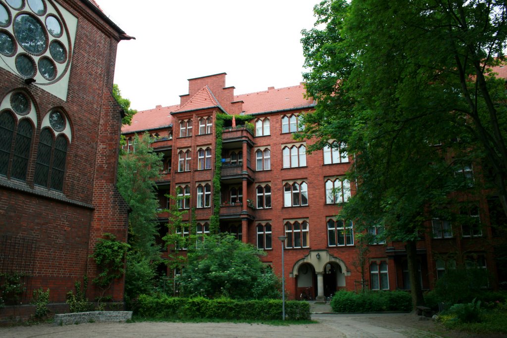 Berlin - Hinter der Kirche by Beschty