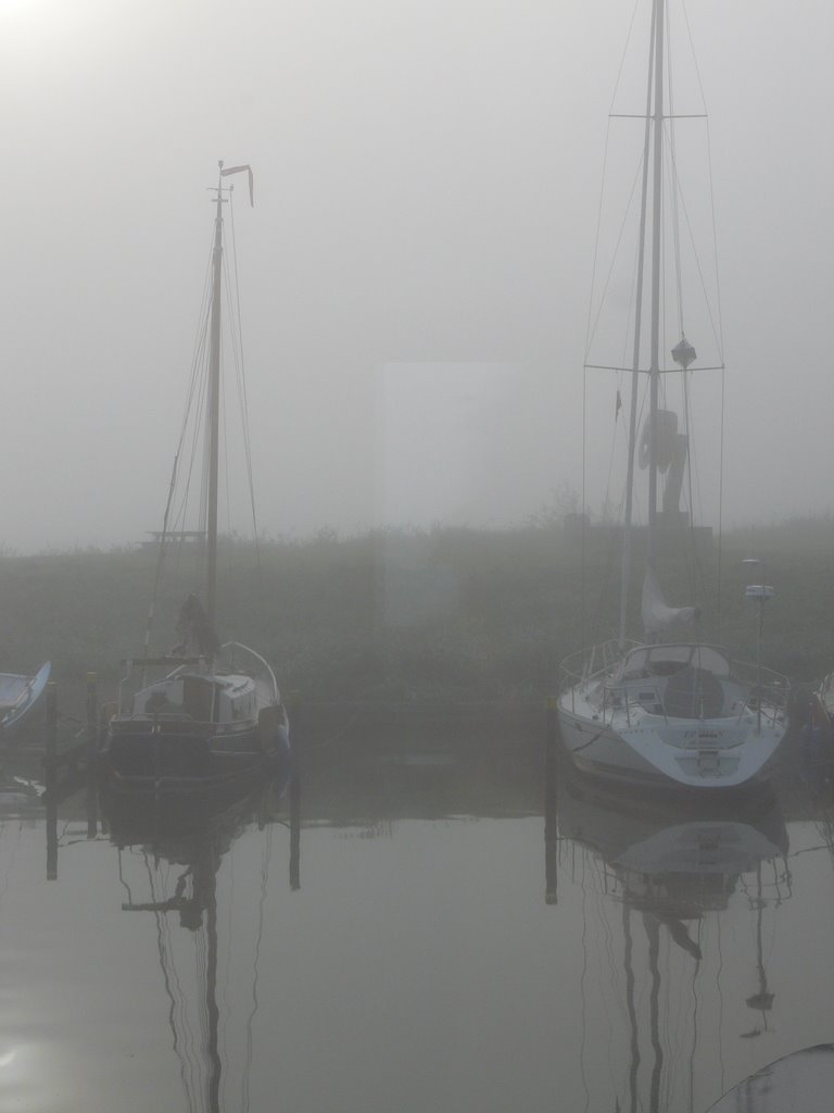 Aanloophaven Huizen in ochtendmist by Ed Brouwer