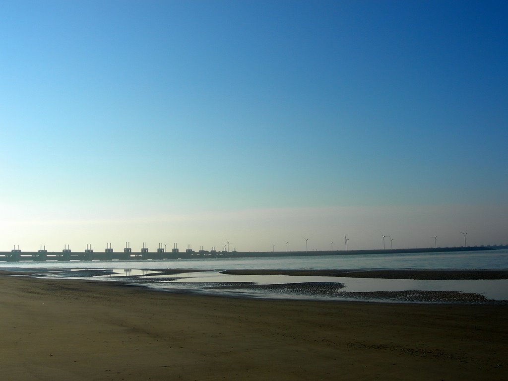 Strand met Pijlerdam op achtergrond. by tanneke