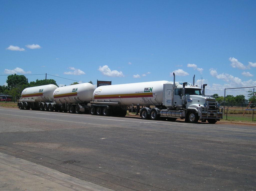 Roadtrain (ca. 55m lang) by connie_was_here