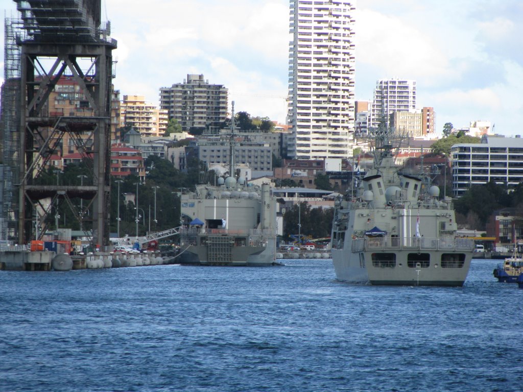 HMAS Parramatta coming into Garden Island by ben009