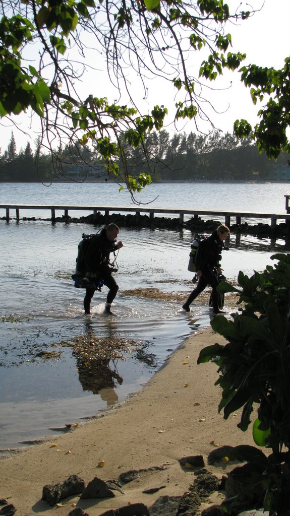 Divers coming in from a dive at CoCo View by dowdy