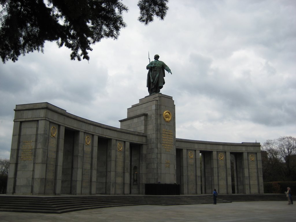 Russian WWII Memorial by Lars Østergaard