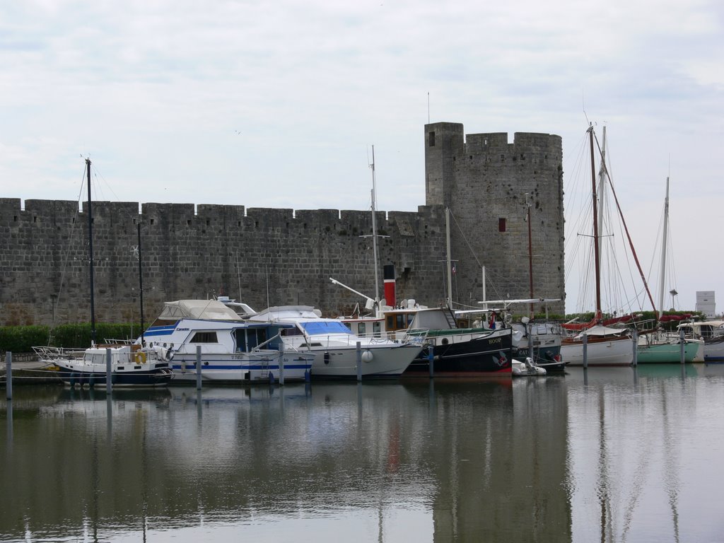 Aigue Mortes, port et fortifications by Gérard de la Réunion