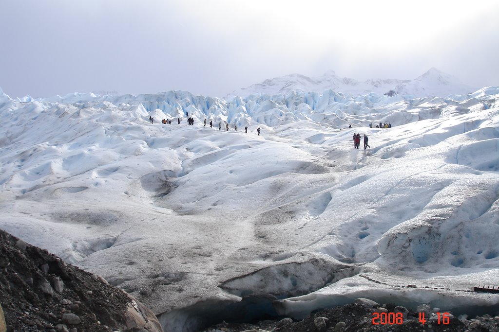 Sobre el glaciar Perito Moreno 2008 by Gustavo Robbiano