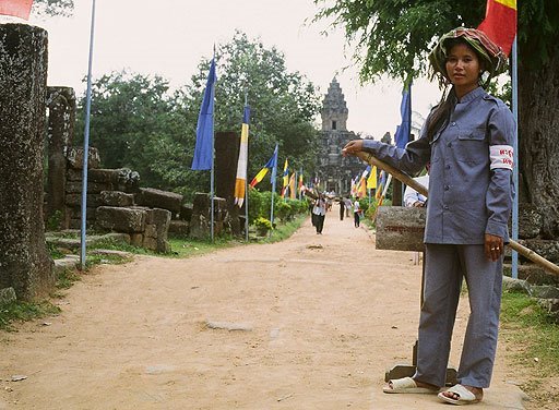 West entrance to Wat Bakong by dlumenta