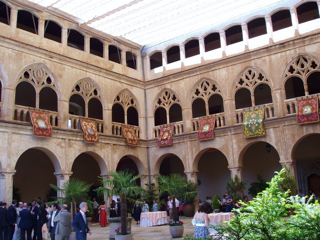 Monasterio de Guadalupe. Claustro gótico by Miguel Carrasco Valv…