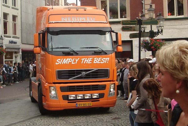 KNVB- Truck voor het Stadhuis in Venlo by hermenie