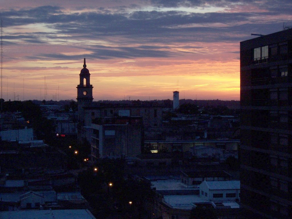 Amanecer con Torre del Palacio, Tanque del Lazareto y Edificio Daymán by Edmundo Rodríguez Pr…