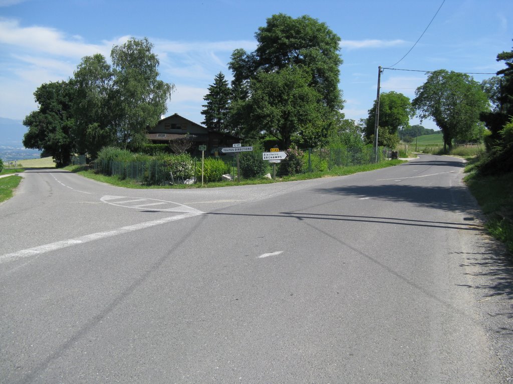 Route de la Marguerite (gauche), Route de la Croisette (tout droit) by Paul Myers