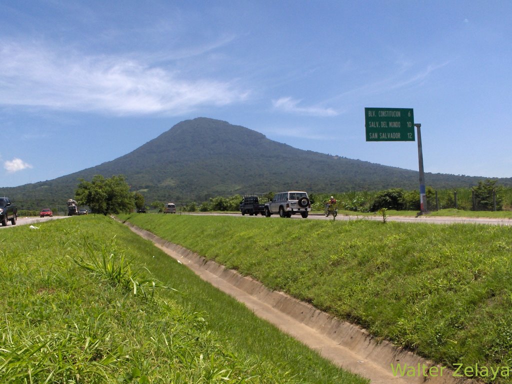 Volcan de San Salvador (desde Blvd. Constitución) by wlzelaya