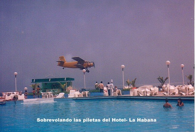 Sobrevolando las piletas del Hotel y playas de La Habana by Rodolfo Manganiello