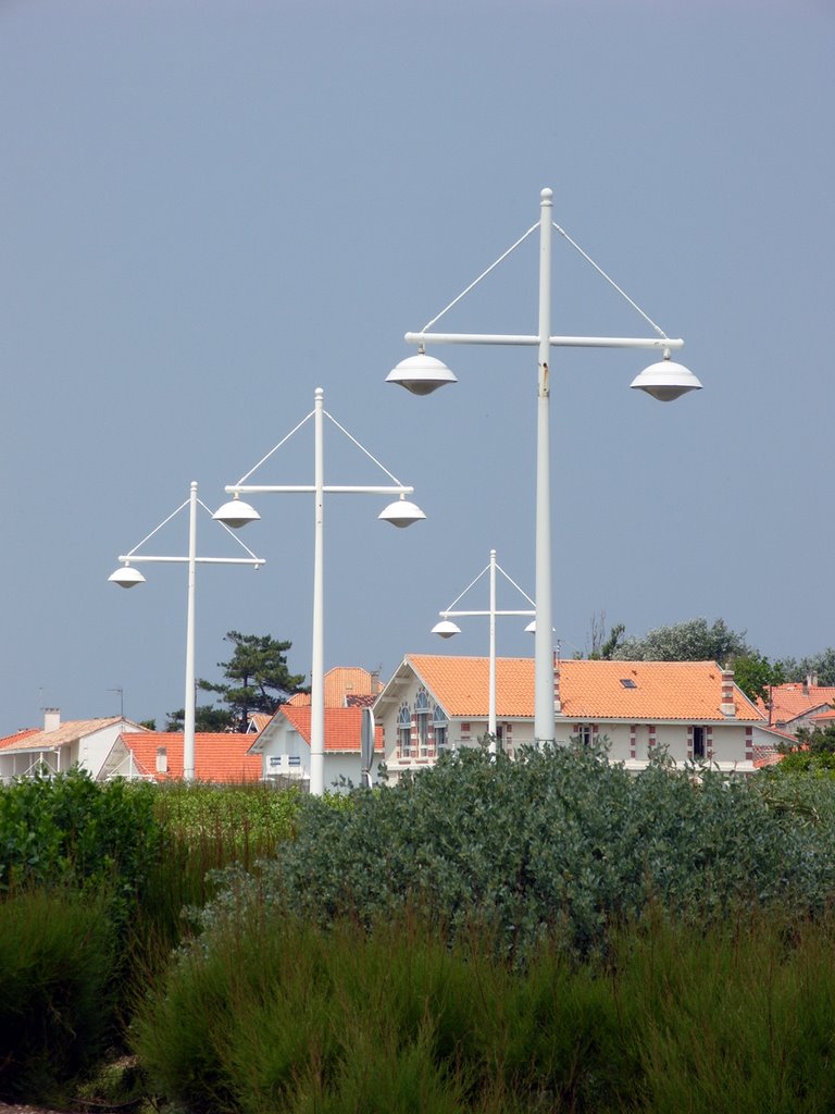 Lampadaires - Pontaillac, Charente-Maritime by Gurvan Bourgeron