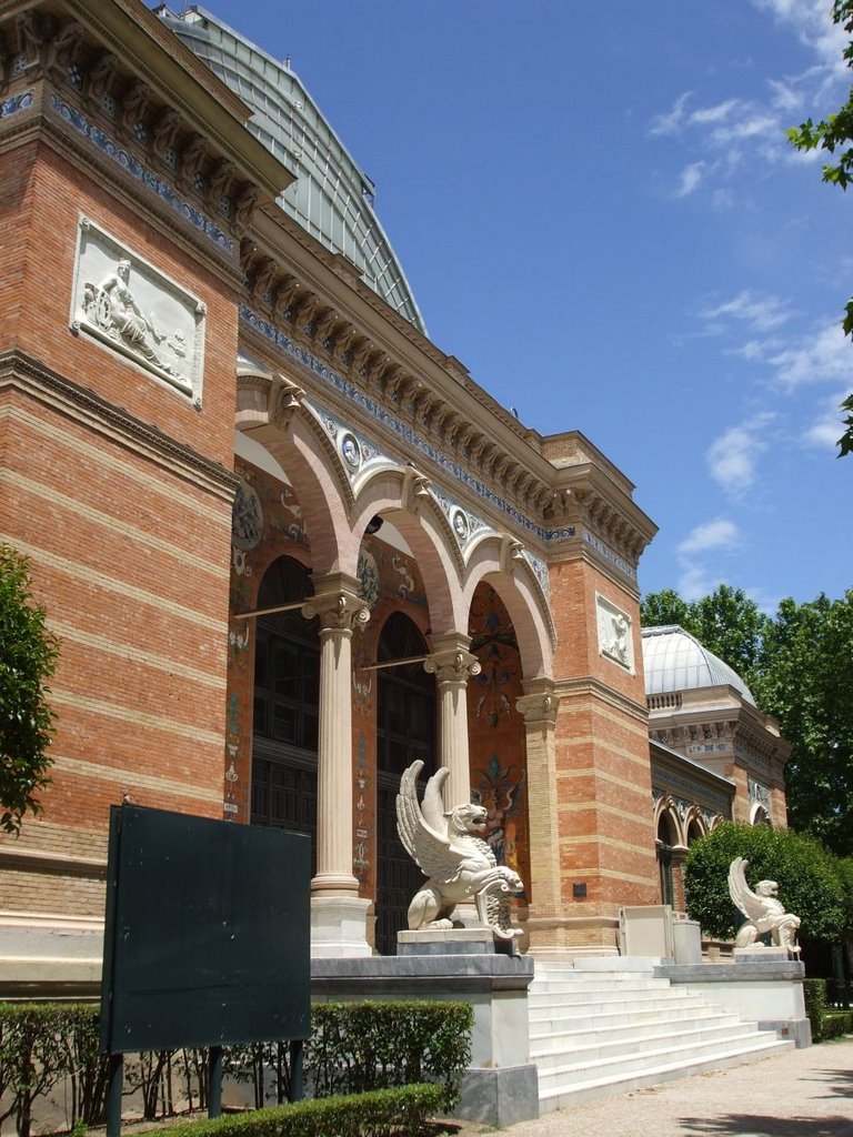 Parque del Retiro, Palacio de Velazquez by Mirosław Kręzel