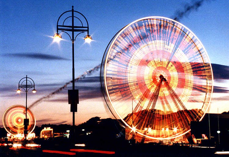 Ferris wheels at dusk in Salthill by ehabich