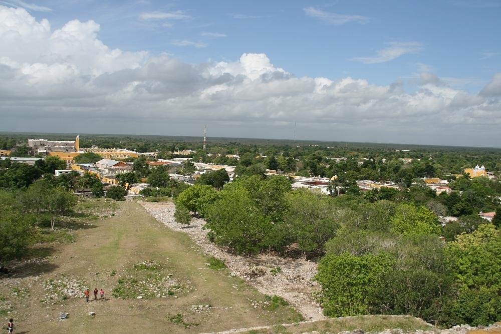 Izamal: View from the Kinich Kak Mo pyramid to the convent. (2008-06) by arco_on_tour