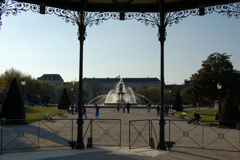 Angers, la fontaine du Mail vue du kiosque à musique by BluRabbit