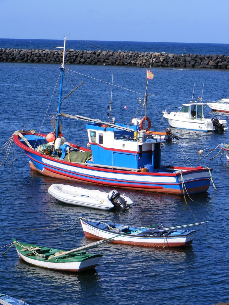 Bateau de pêche/ port d'Orzola by egosum