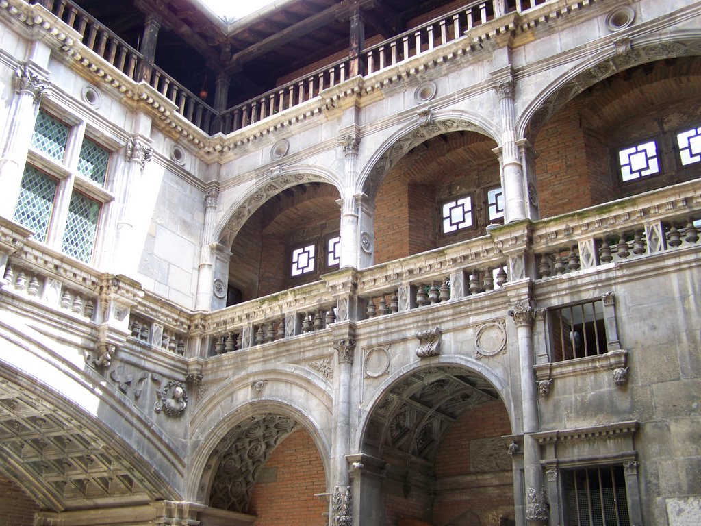 Petite cour a l'interieur du lycée pierre de fermat, toulouse by dauve