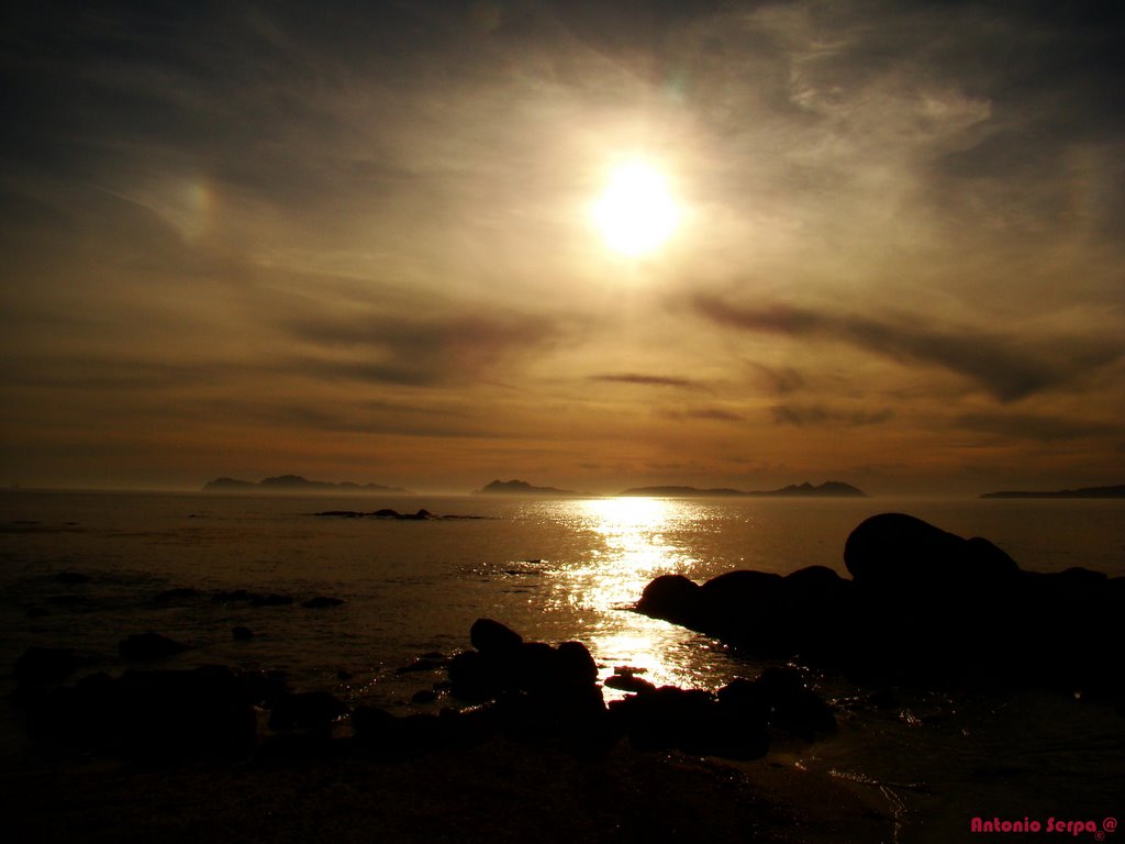 Sol desde el penedo de samil by antonioserpa