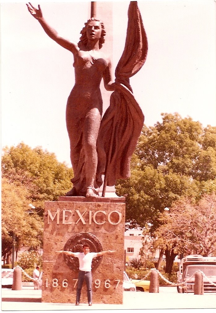 SIMBOLO PATRIO AVENIDA MEXICO by josesonidero